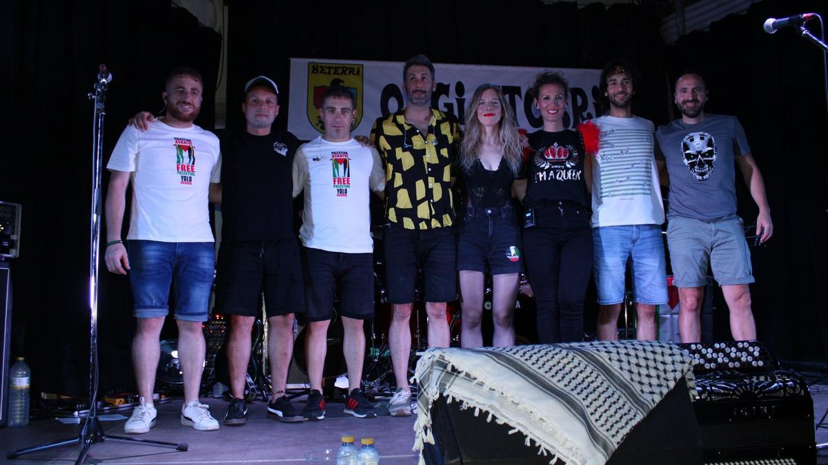 Integrantes del grupo Timbakada tras la actuación en la pena Beterri.