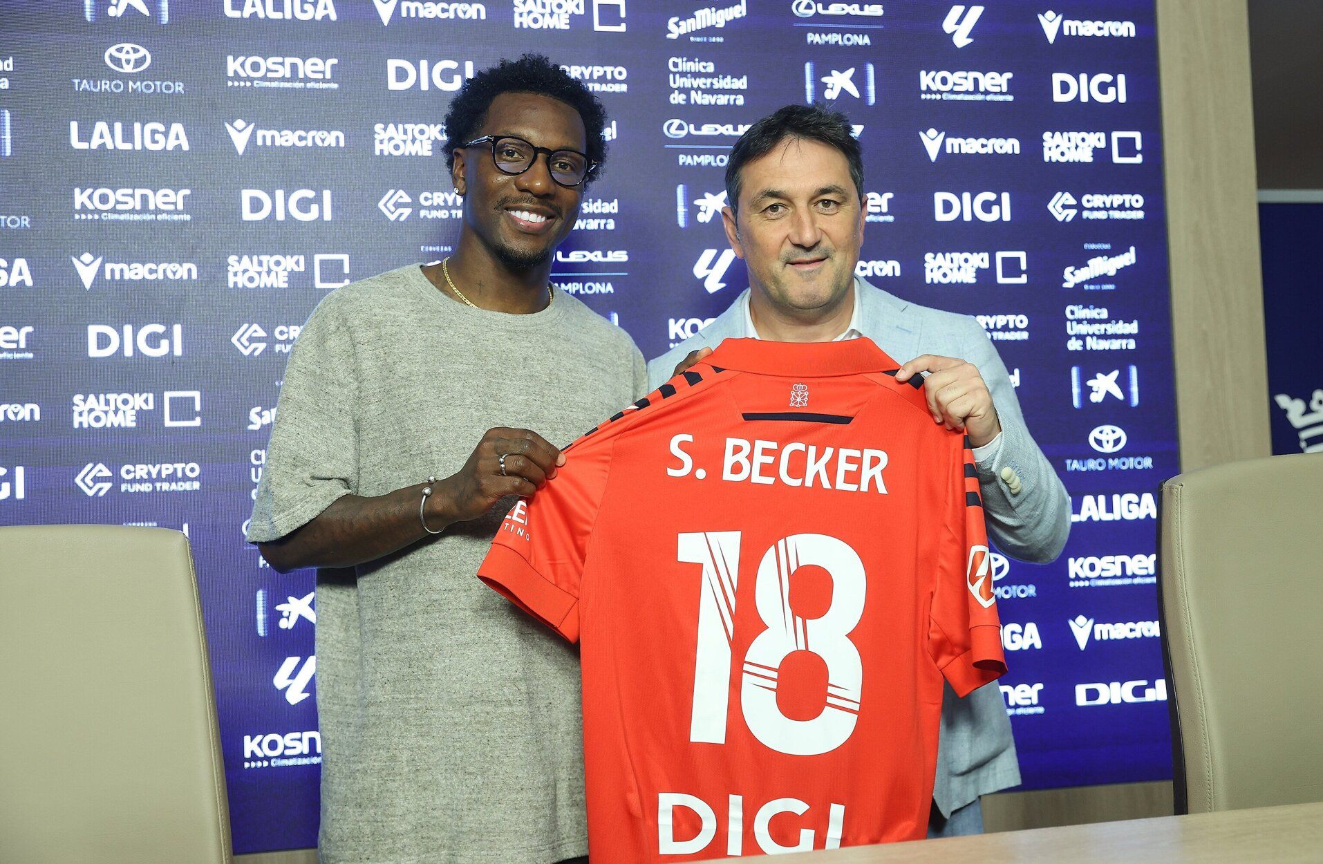 Fotos de la presentación de Sheraldo Becker como jugador de Osasuna