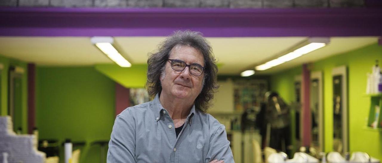 El peluquero burladés Miguel Rubio se jubila tras más de 50 años