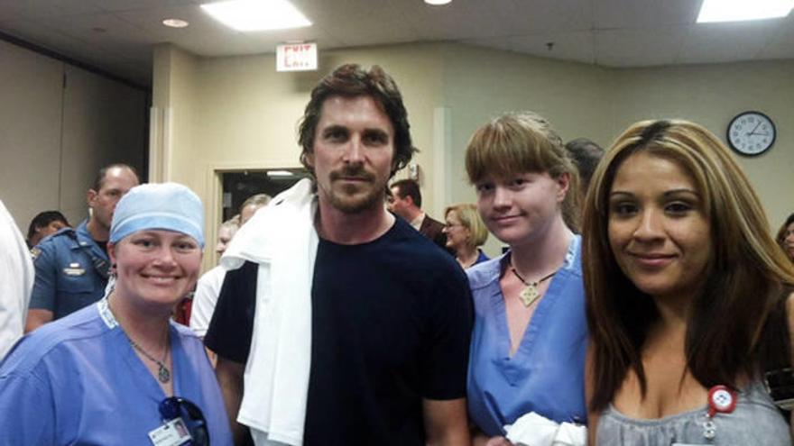 Christian Bale visita a las víctimas del tiroteo en el cine de Denver