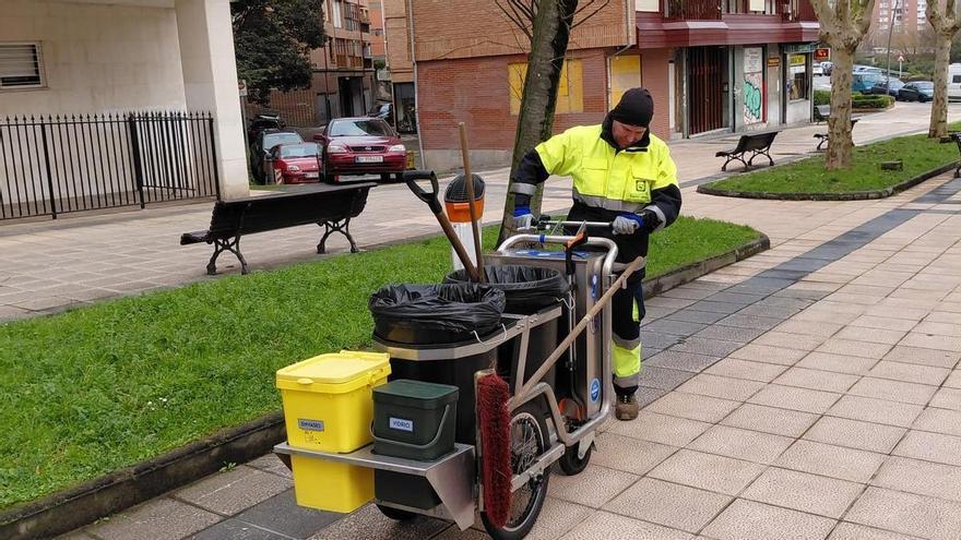 Getxo refuerza la limpieza manual con carros eléctricos para los barrenderos