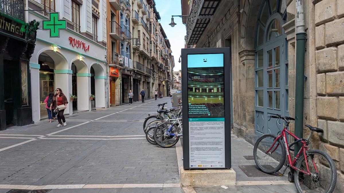 Un panel informativo digital en el centro de Pamplona.