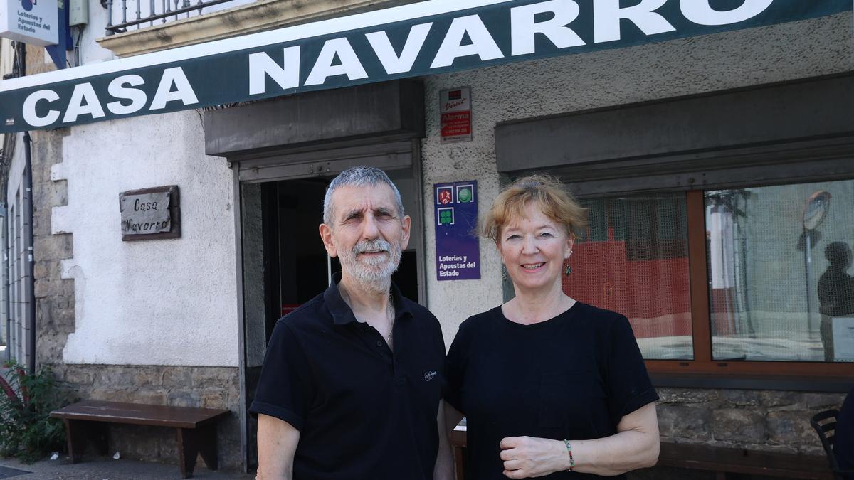 José Itoiz Navarro, junto a su mujer Pili Goñi a las puertas de Casa Navarro, emblemático establecimiento de la calle Zubiarte de Huarte.