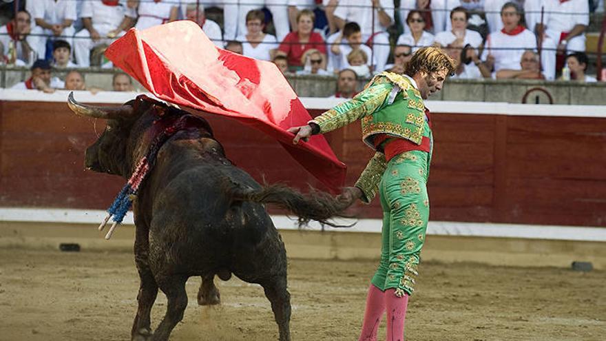 Juan José Padilla realiza una faena en la plaza de toros de Tafalla.
