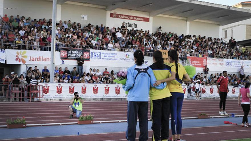 Uno de los podios femeninos, con la grada principal repleta.