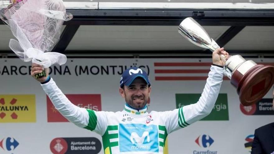 El corredor del Movistar Alejandro Valverde levanta los trofeos de líder tras proclamarse vencedor de la Volta 2018.