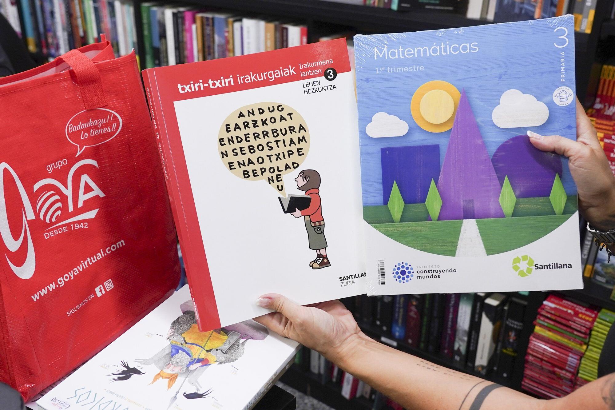 En imágenes: Así se preparan las librerías para la vuelta al cole