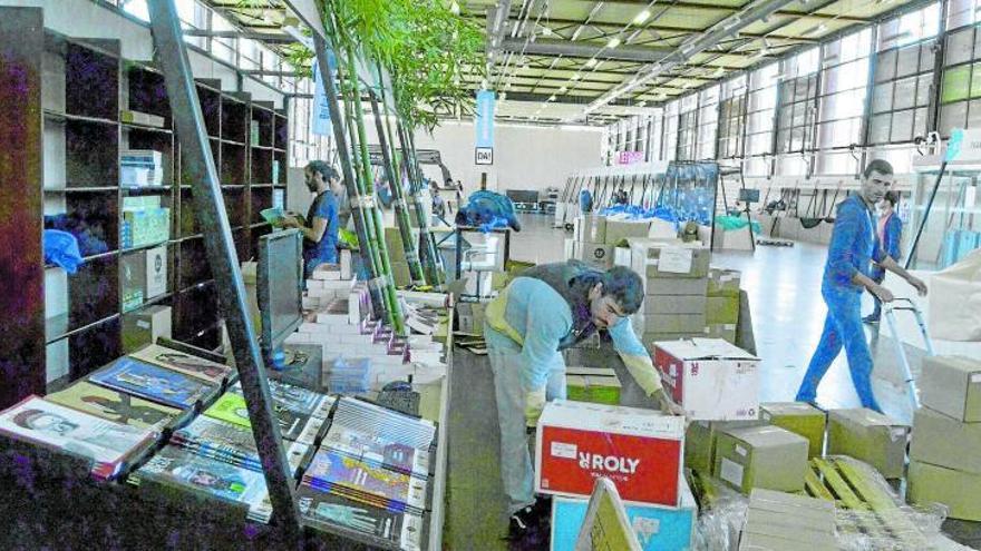 Durante el día de ayer, se ultimaba el montaje de los estands para que todo estuviera listo para hoy.