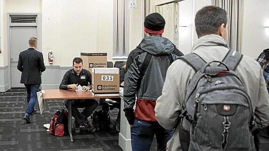 Momento de la votación, en una mesa electoral, durante las elecciones de Quebec este 1 de octubre