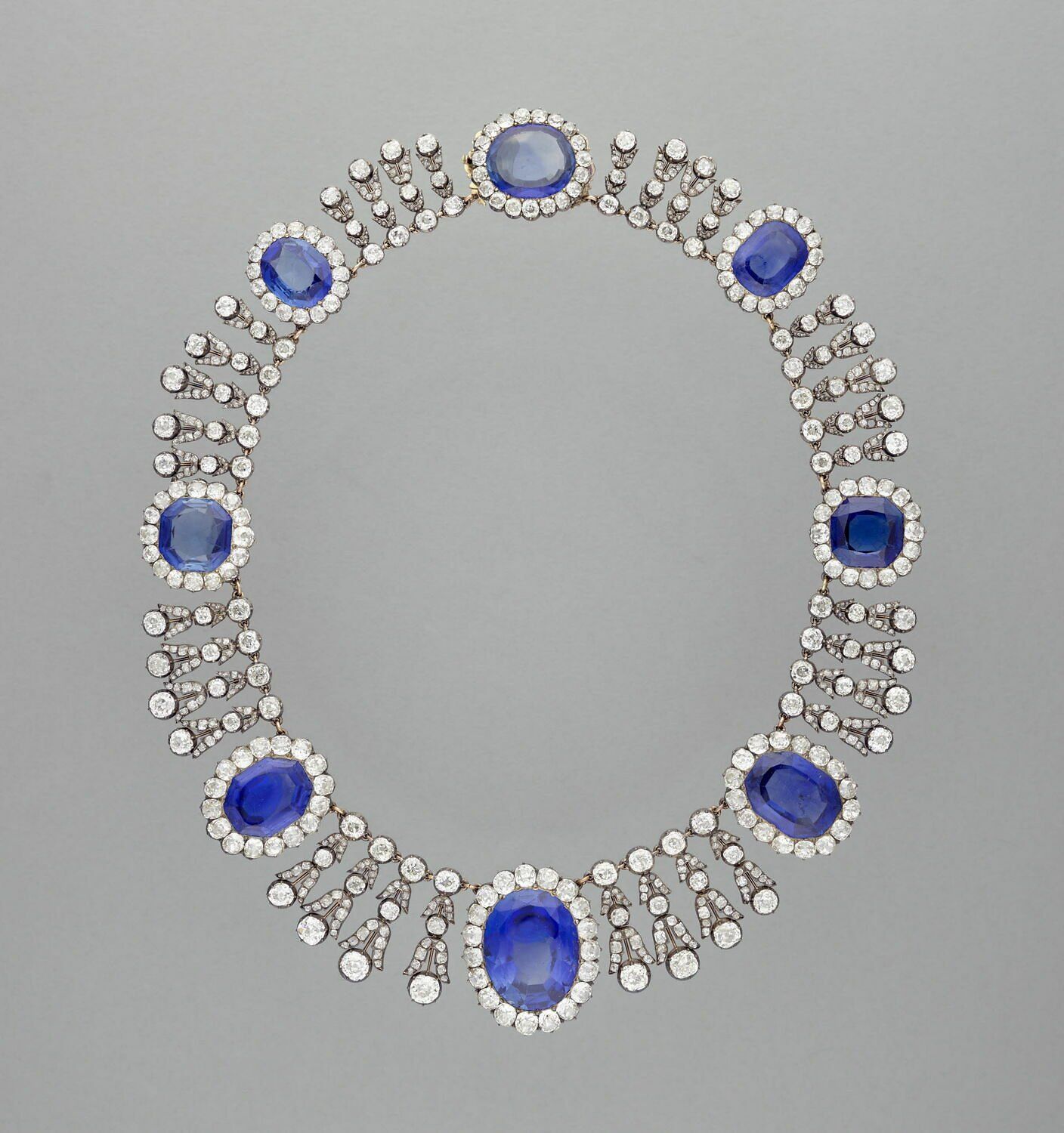 Imagen facilitada de un collar de zafiros de la reina María Amelia y de la reina Hortensia sustraido del Museo del Louvre, en París.