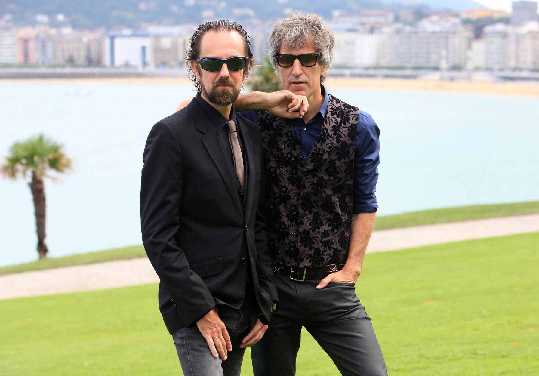 Diego Vasallo y Mikel Erentxun posan en los jardines del Palacio Miramar en Donostia.