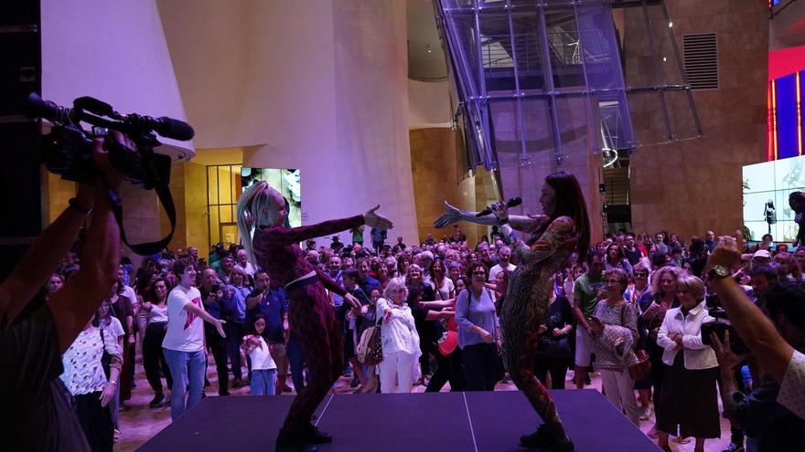 500 Amigos del Museo convierten el Guggenheim en una pista de baile