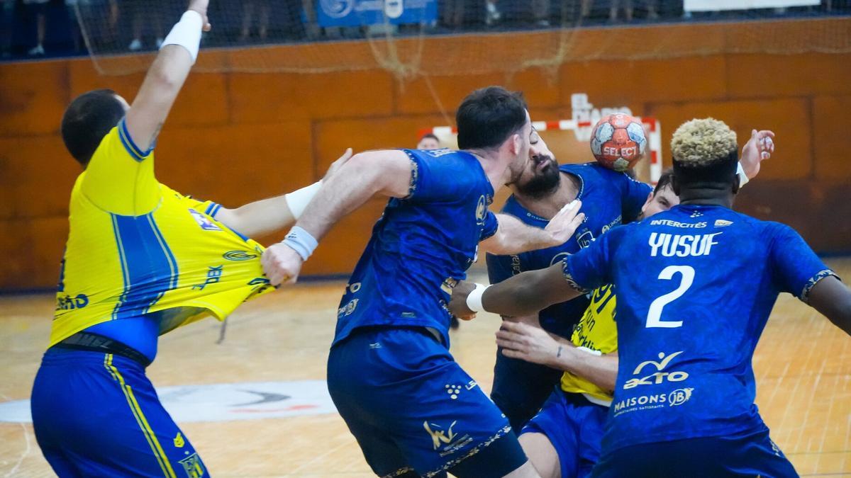 Una jugada del partido entre Irudek Bidasoa Irun y Limoges en Egia