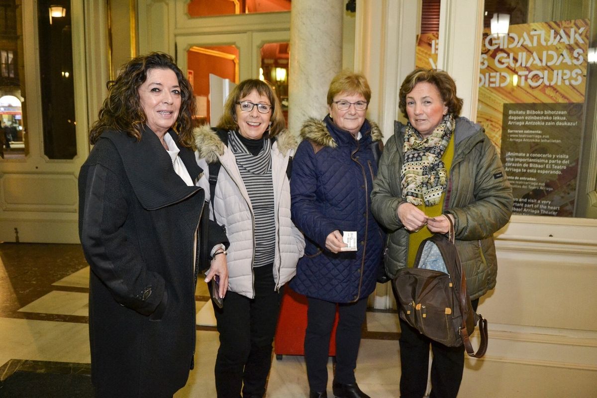 Blanca Martín, Teresa Ayo, Carmen Posada y Maite Rey, con las entradas ya en la mano para entrar al Teatro Arriaga.