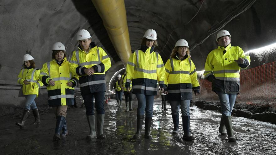 La consejera de Movilidad Sostenible y la diputada general de Bizkaia visitan las obras de construcción de la Línea 5 de metro