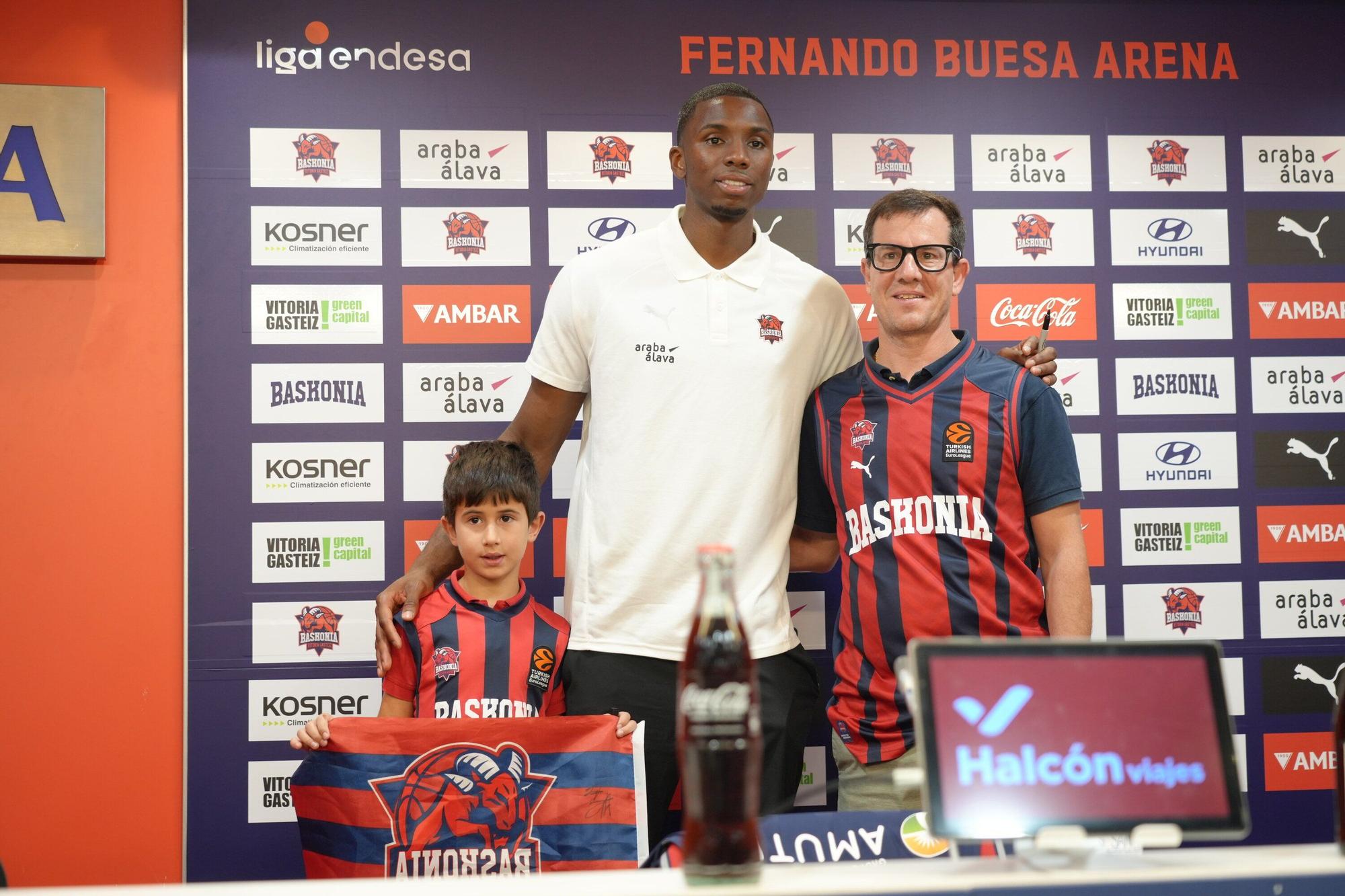 En imágenes: Presentación de Diallo como jugador del Baskonia