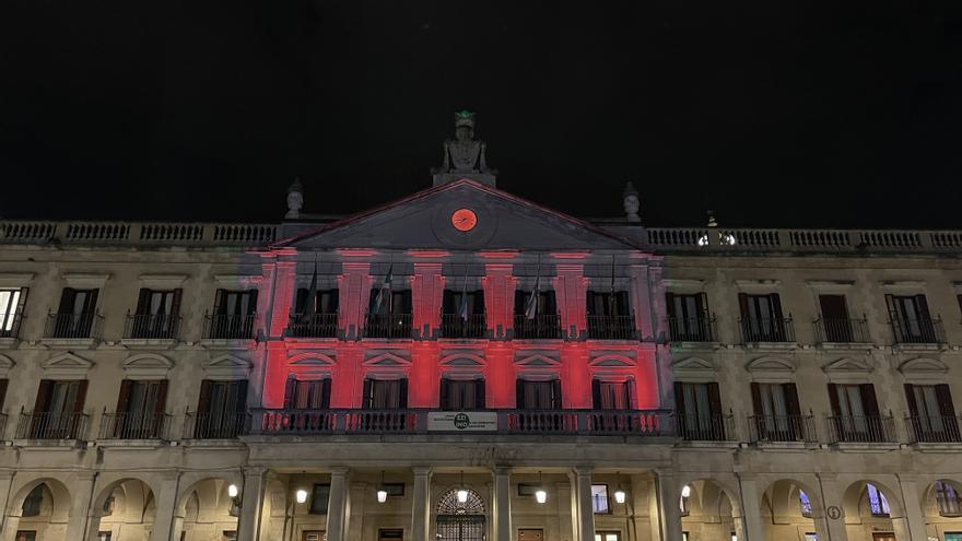Vitoria ilumina la fachada del Ayuntamiento de rojo este domingo por la Semana Mundial de la Hemocromatosis