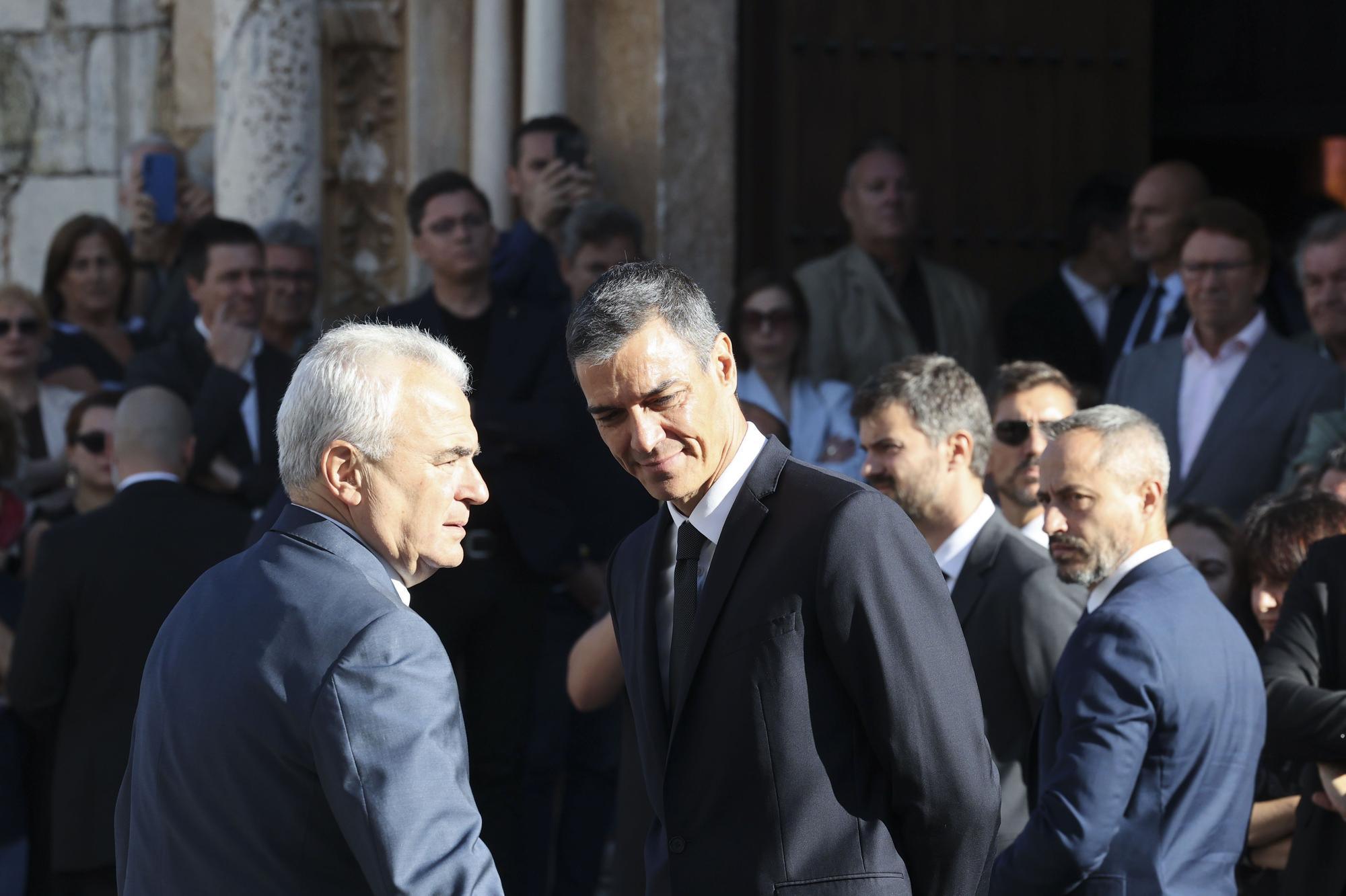 Multitudinaria despedida a Fernández Vara