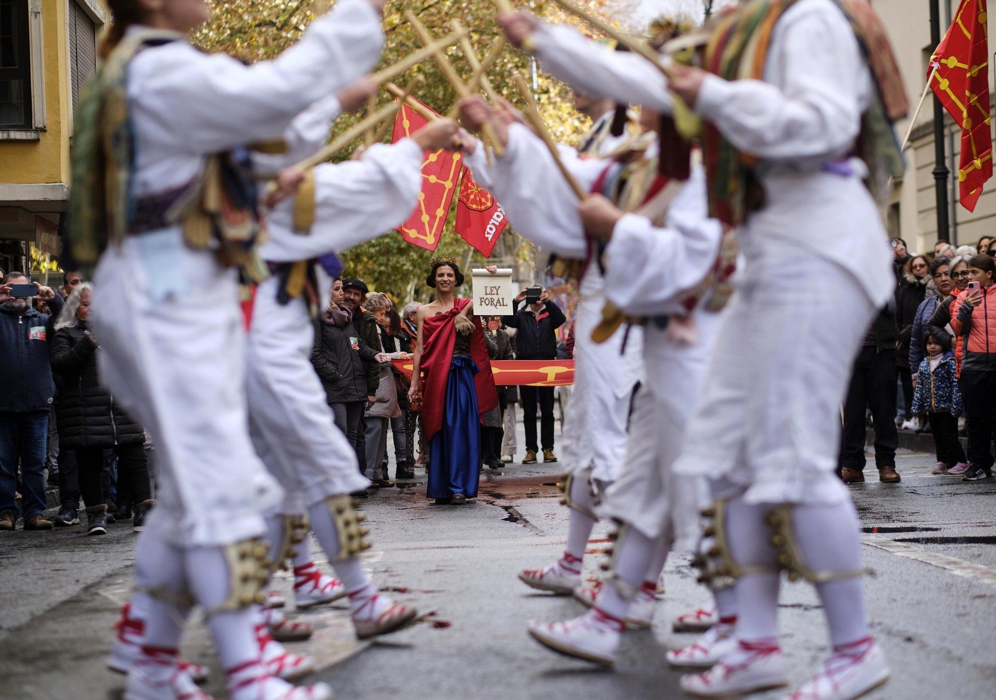 Fotos del homenaje a la estatua que corona el monumento que se erigió hace más de 100 años recordando la lucha popular en el Día de Navarra