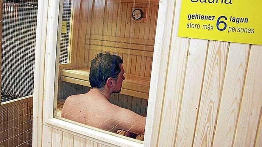 Un joven en una sauna de las instalaciones deportivas municipales.