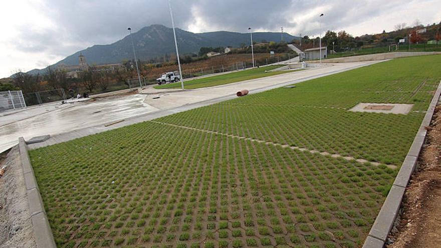 Vista general de la nueva zona de autocaravanas, con Montejurra al fondo.