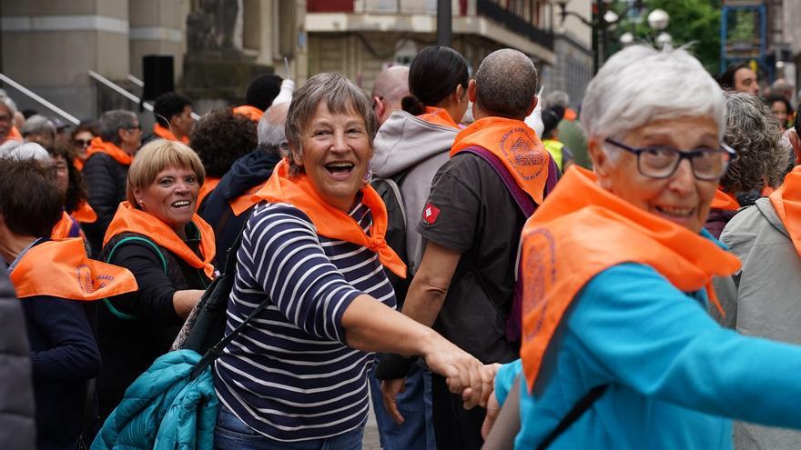 Una cadena humana en Bilbao pide criterios comunes para el padrón