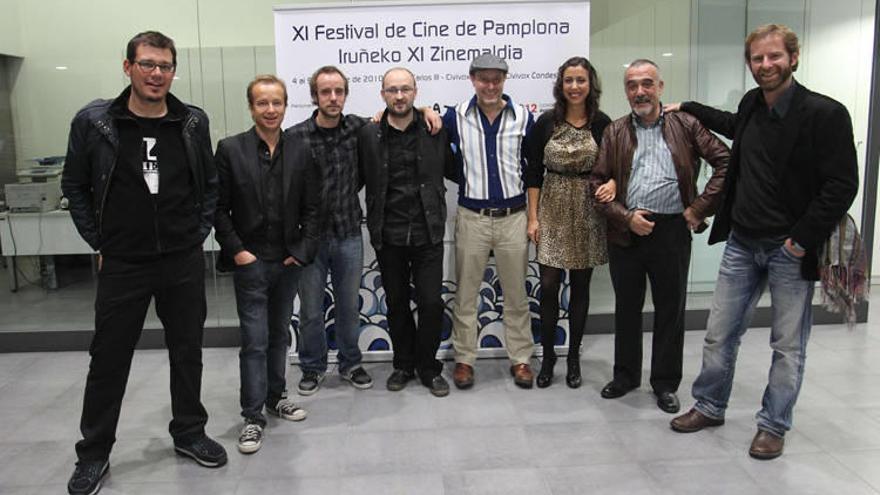 Casi todos los premiados, entre ellos Coté Soler (2º por la izda), los navarros Ion Iraizoz y Julio Mazarico (3º y 4º por la izda, respectivamente), la actriz Carmen Ruiz (3ª por la dcha) y el actor y doblador Miguel Ángel Jenner (2º por la dcha), ayer en