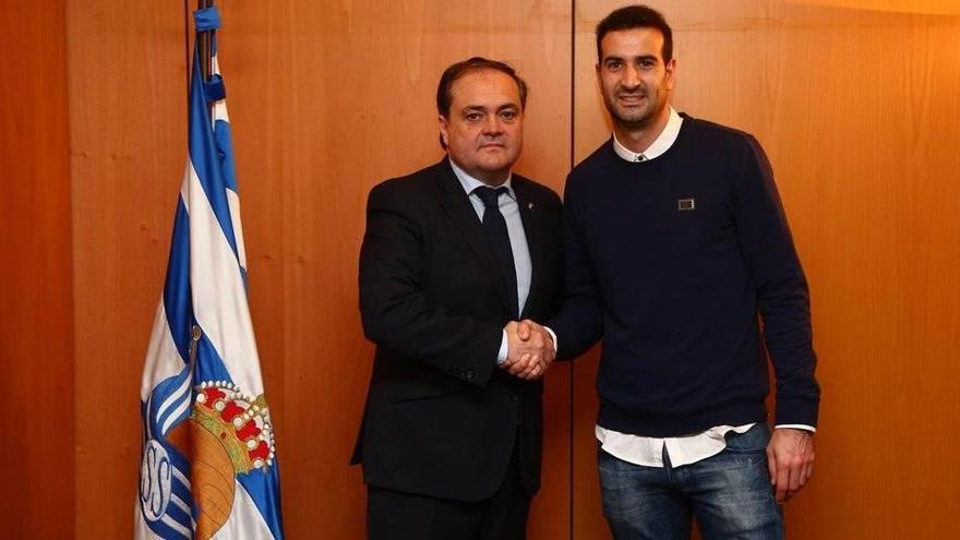 Toño Ramírez recibe la felicitación de Jokin Aperribay después de firmar su nuevo contrato hasta 2019.