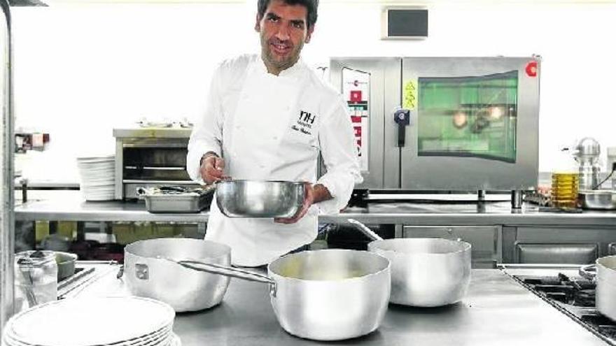 Entre los fogones de la Sociedad Bilbaina, Paco Roncero se apresta a desplegar su sabiduría culinaria.