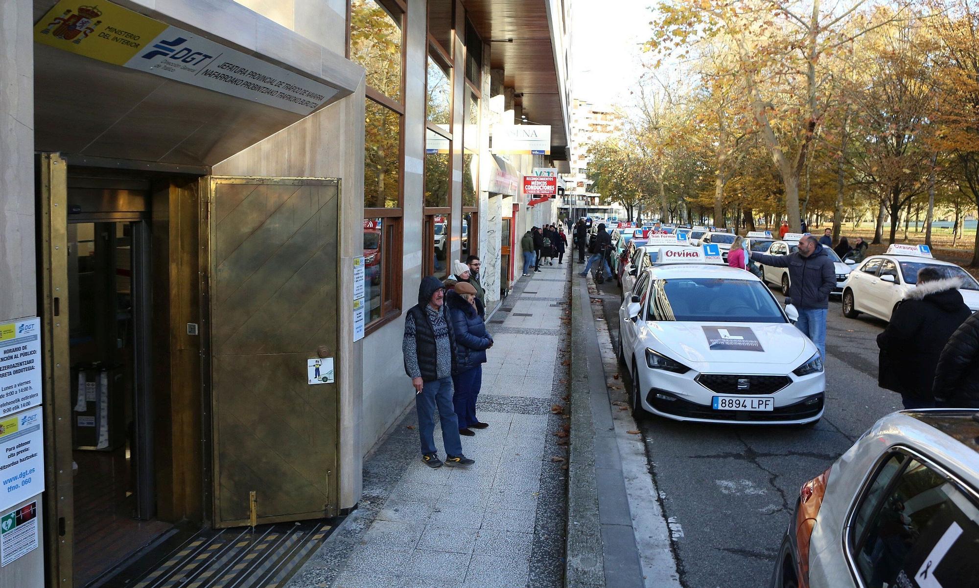 Fotos de la marcha de coches de autoescuelas en protesta por la falta de examinadores