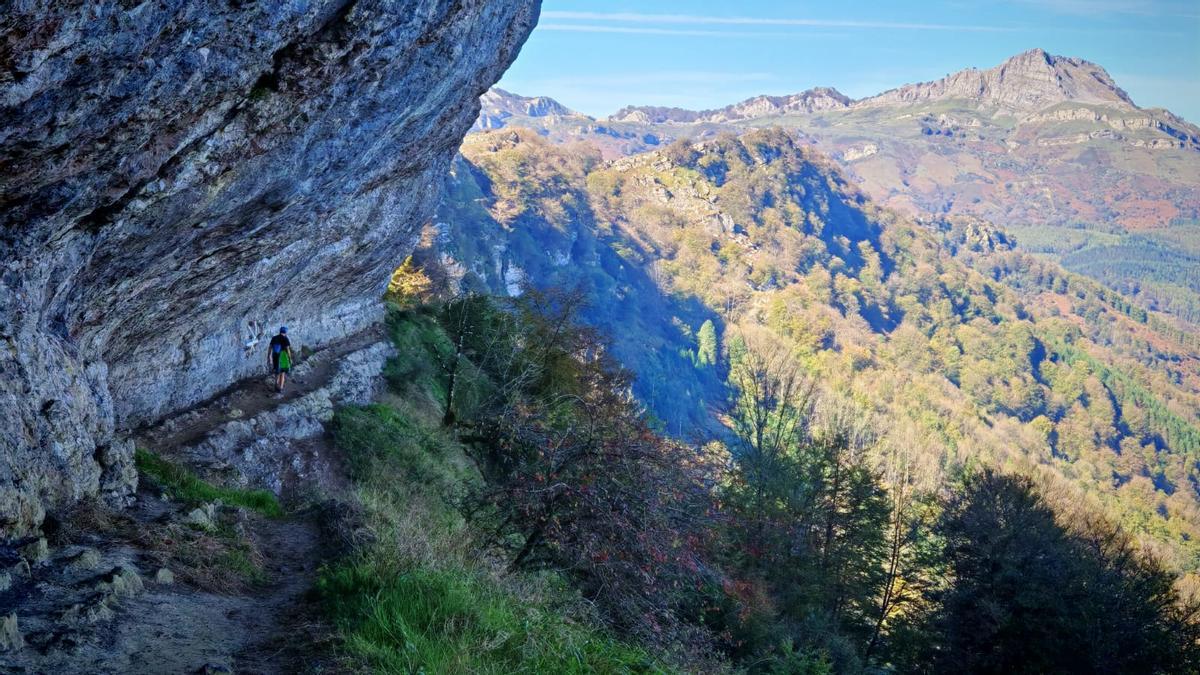 Paso de Atxuri con Lekanda al fondo Paso de Atxuri con Lekanda al fondo