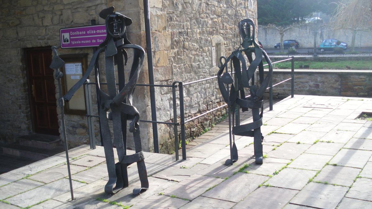 Esculturas en homenaje a los peregrinos.