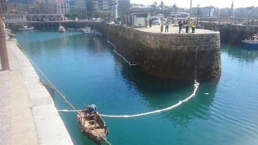 Un vertido de gasoil afecta  al puerto  de Donostia