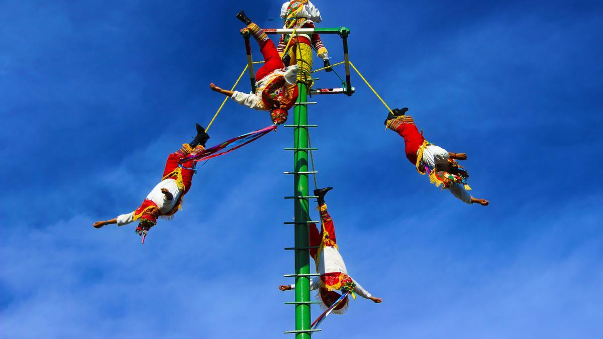 Imagen del descenso de los Voladores de Papantla. / DNN