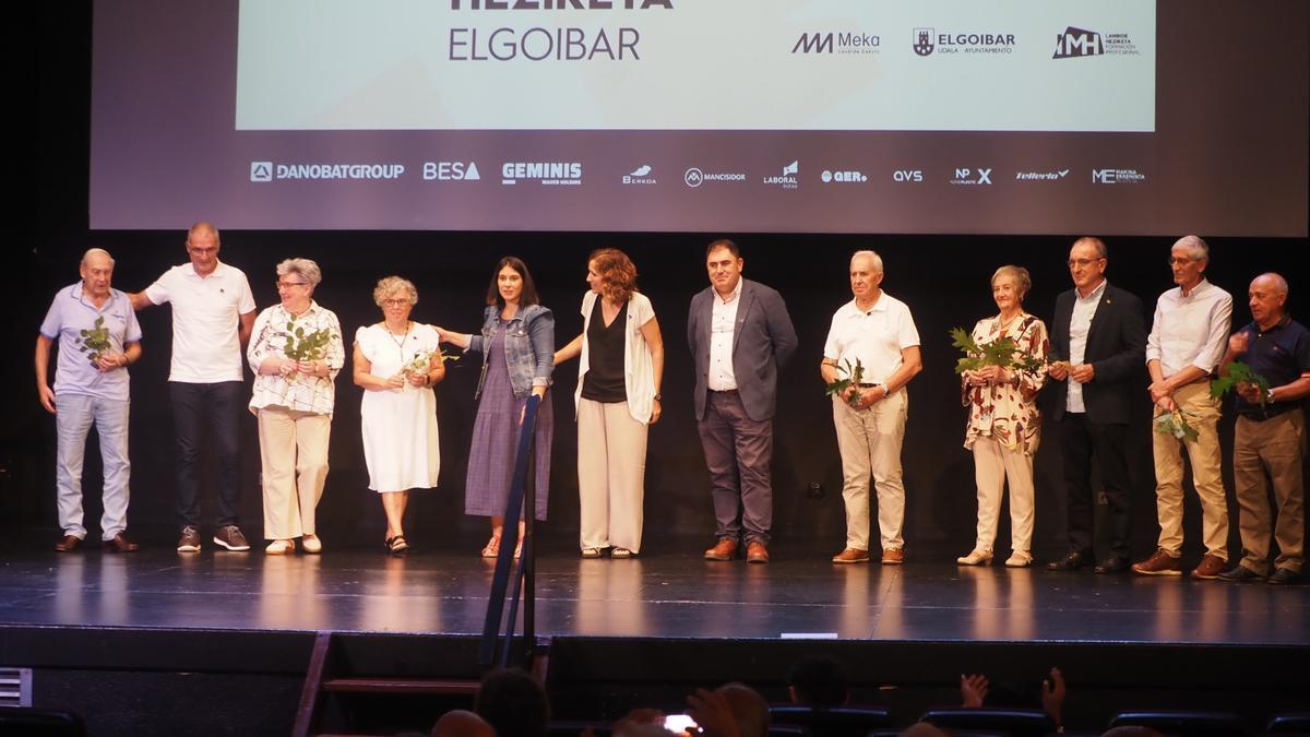 El encuentro del Herriko Antzokia ha acogido el homenaje a profesores, antiguos alumnos y trabajadores de MEKA e IMH.