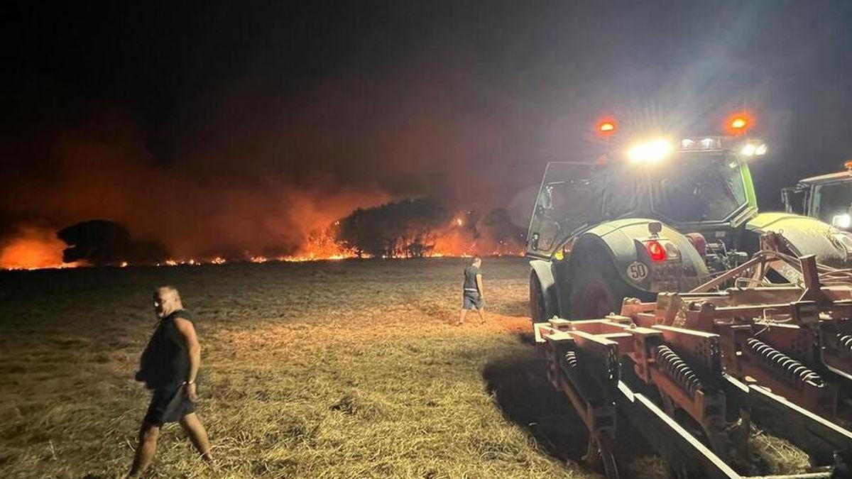 Agricultores la pasada noche en las proximidades del fuego en Carcastillo.