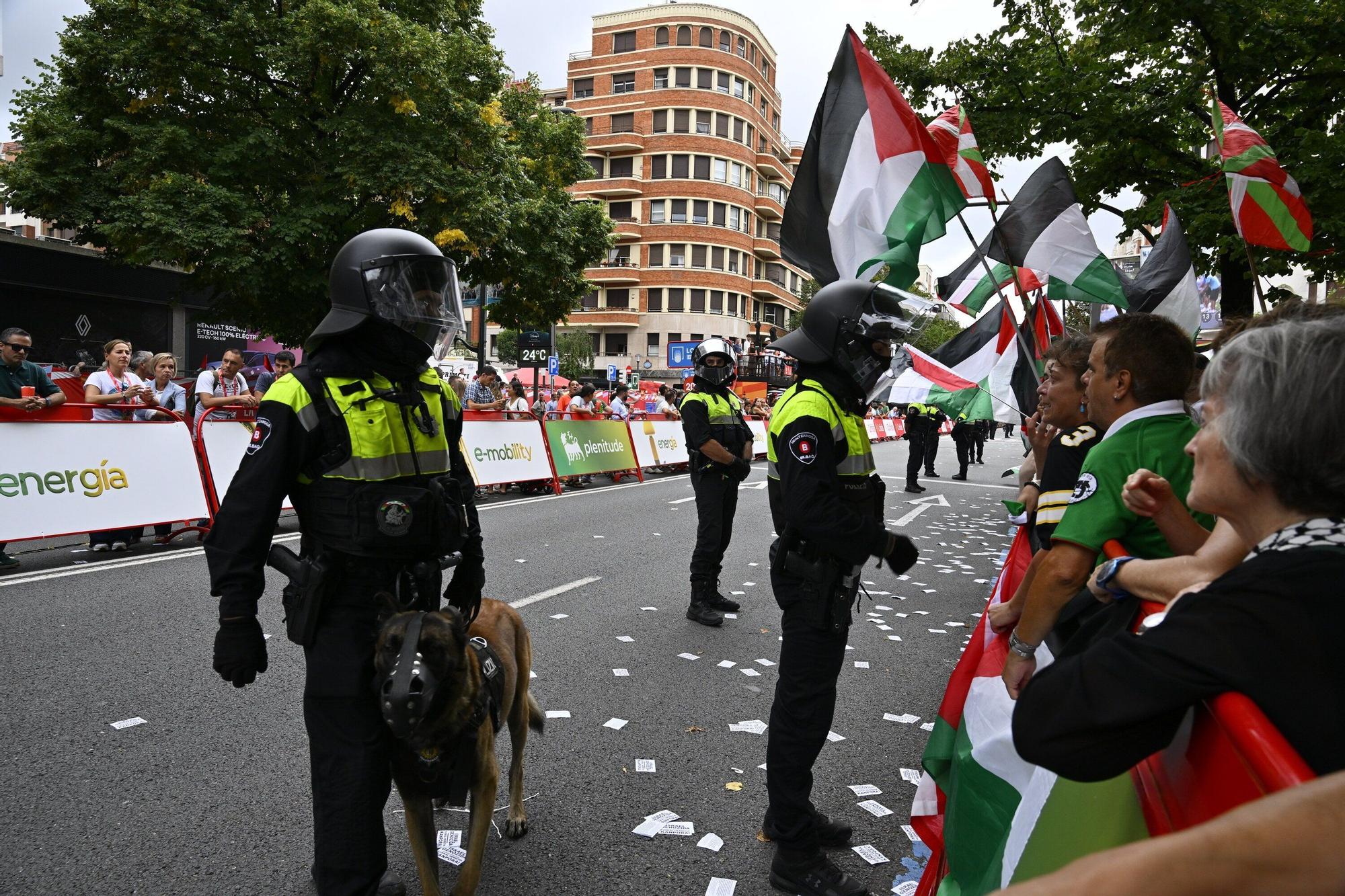 En imágenes: protesta contra el Israel al paso de la La Vuelta por Bilbao