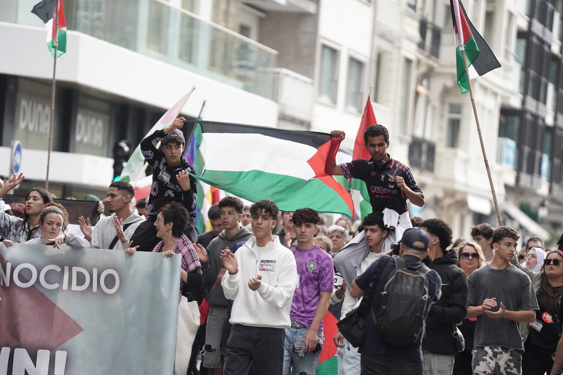 [Fotos] Donostia se vuelca con Palestina en la huelga general