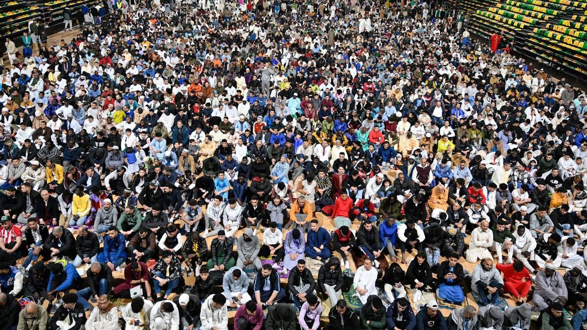 Imagen del fin del Ramadan en 2024 en Bilbao, con miles de musulmanes celebrando ese día.