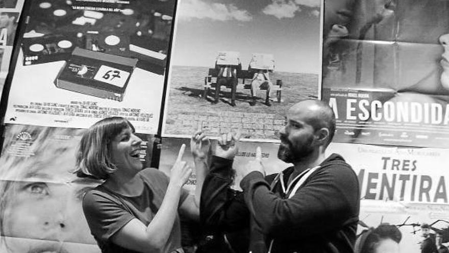 Luna Martín (productora) y Daniel Aguirre (director) señalan el carte de su película.