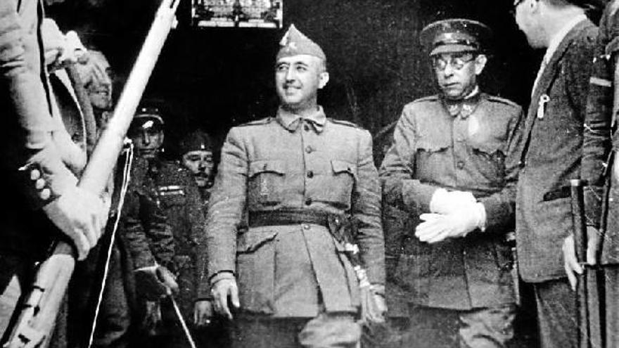 El general Mola y Franco pasan revista a un grupo de sublevados. El general Mola y Franco pasan revista a un grupo de sublevados.