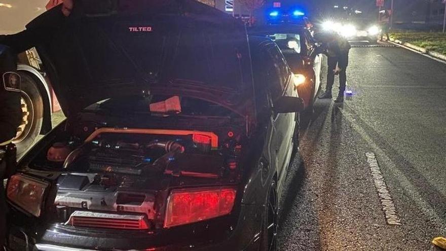 Desactivan una macroconcentración de vehículos, con unos 150 conductores denunciados en Santiago