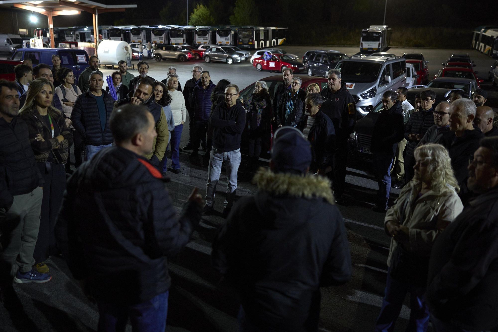 Caravana de coches de trabajadores de villavesas que exigen desatascar la negociación del convenio
