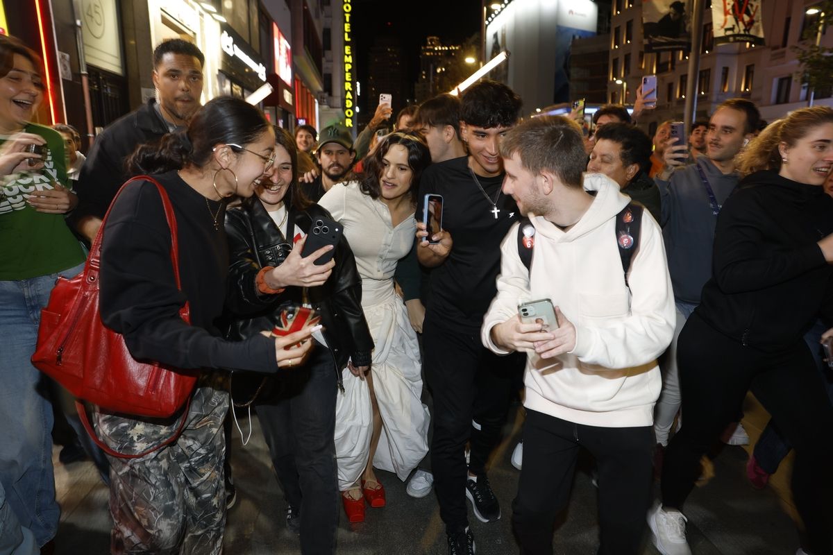 Rosalía presenta su disco en las pantallas de Callao y desaparece entre miles de fans