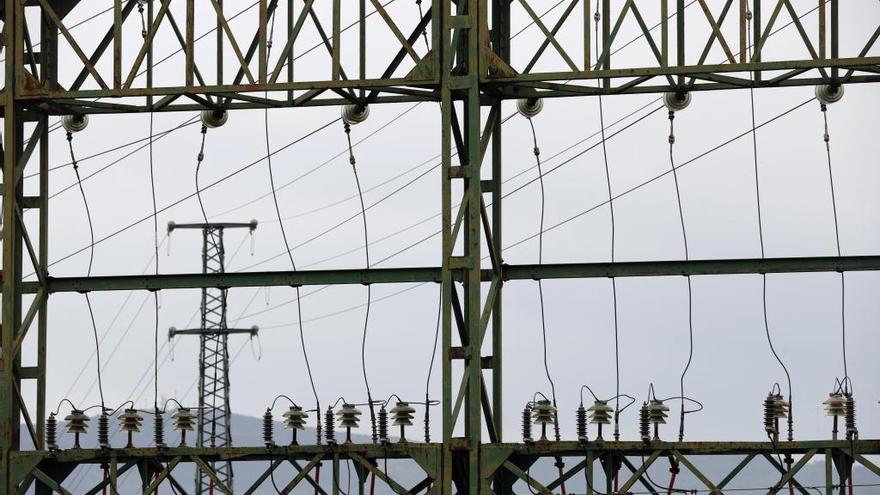 El precio mayorista de la luz baja un 1,8 % y rompe con cuatro días de récord