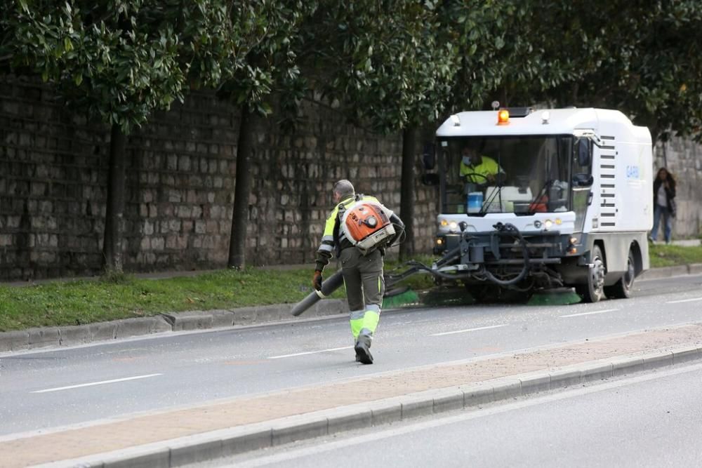 Limpieza de la calzada antes de reabrirla al tráfico