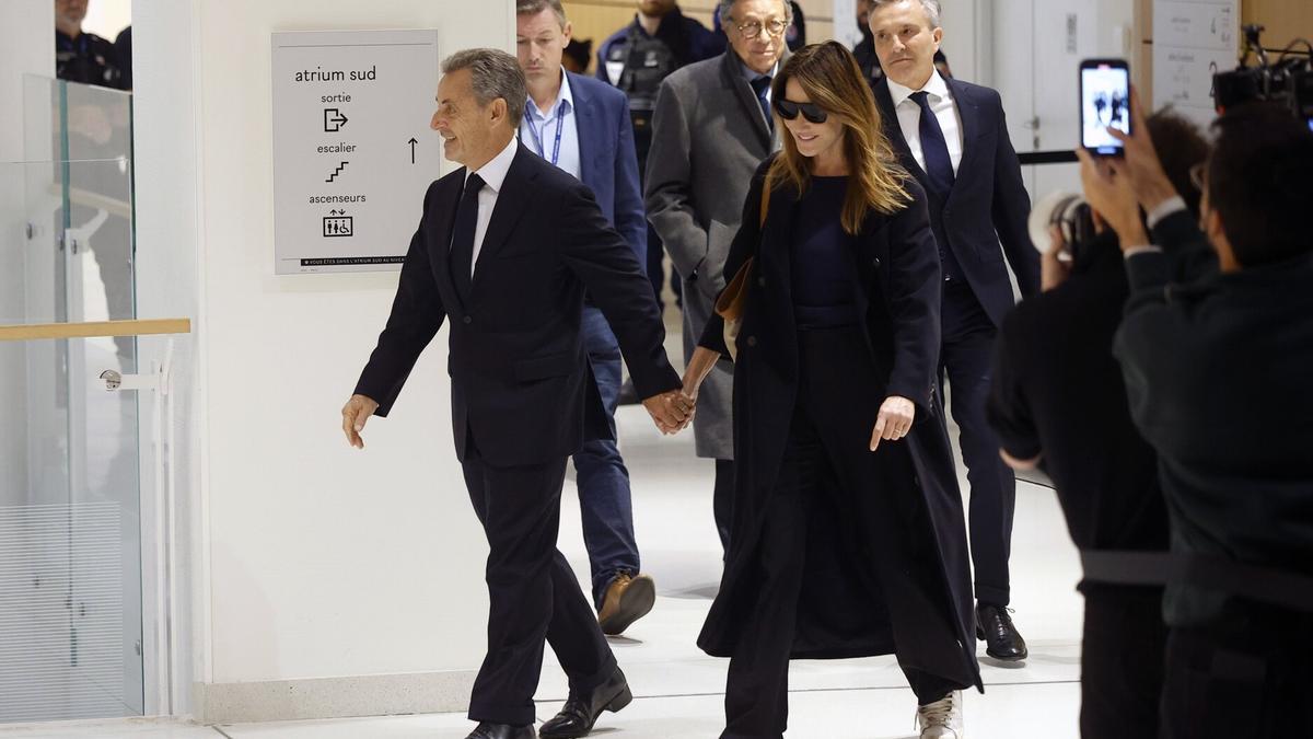 Sarkozy ha llegado al tribunal de París acompañado por Carla Bruni
