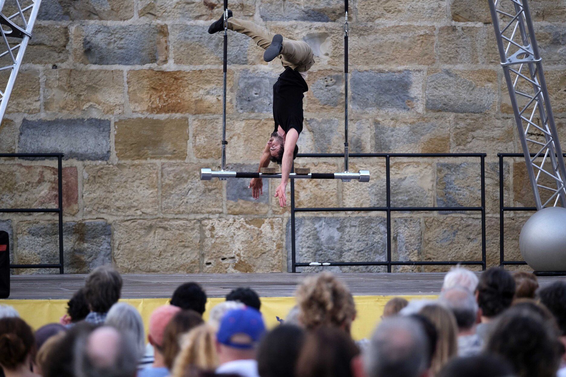 Fotos del espectáculo de circo y acrobacias de la compañía Cia Seon