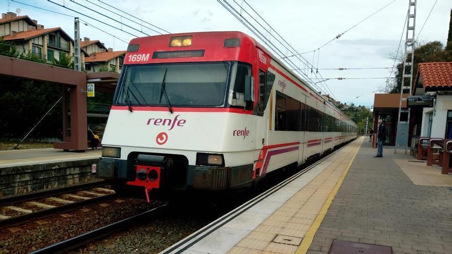 Un incendio interrumpe el tráfico de cercanías de Renfe en La Peñota