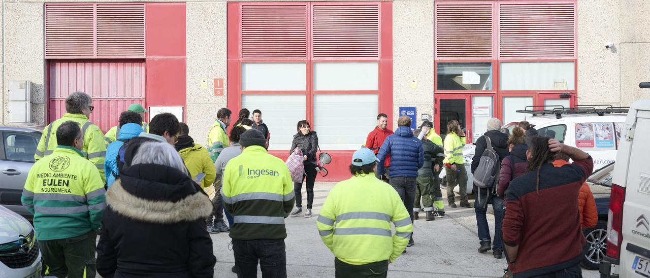 EN FOTOS | Concentración de trabajadores de jardinería protestando por el bloqueo del primer convenio colectivo del ámbito municipal